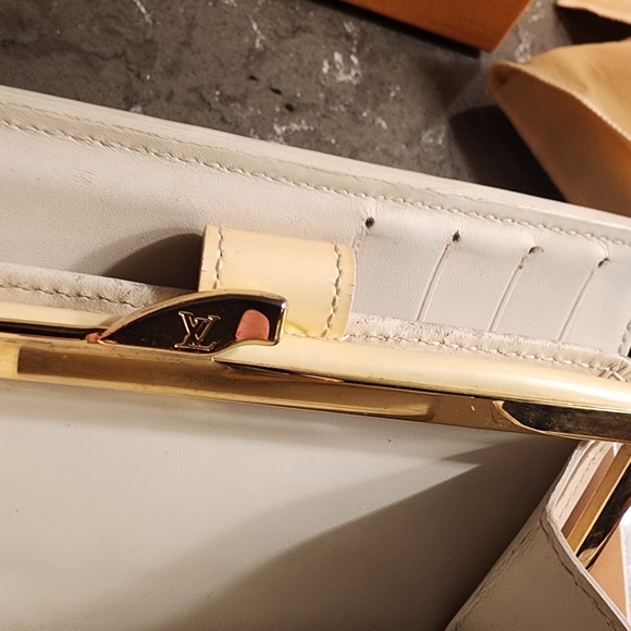 LOUIS VUITTON PASTEL YELLOW MONOGRAM LEATHER VERNIS KISSLOCK WALLET W D BAG+BOX - Picture 10 of 16